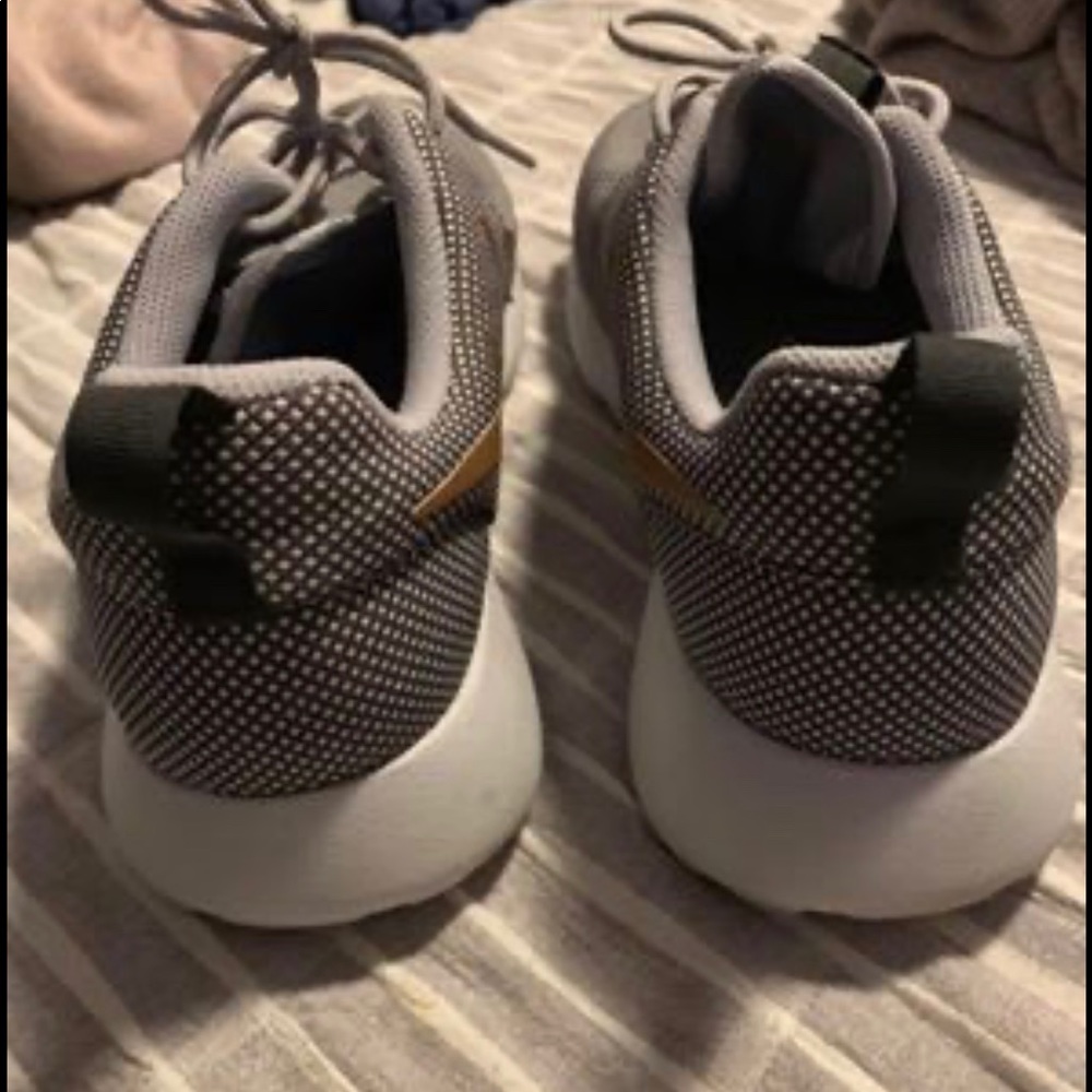 Women’s Nike Roche Runs - Picture 2 of 3